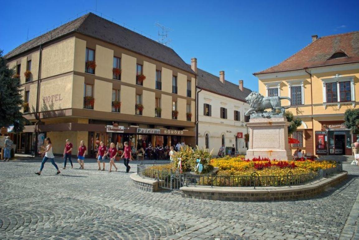 Hotel Oroszlán Szigetvár Esterno foto